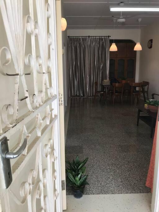 Cosy Big House 5min Ciq Sogo Ksl Mall 4br 12pax Johor Bahru