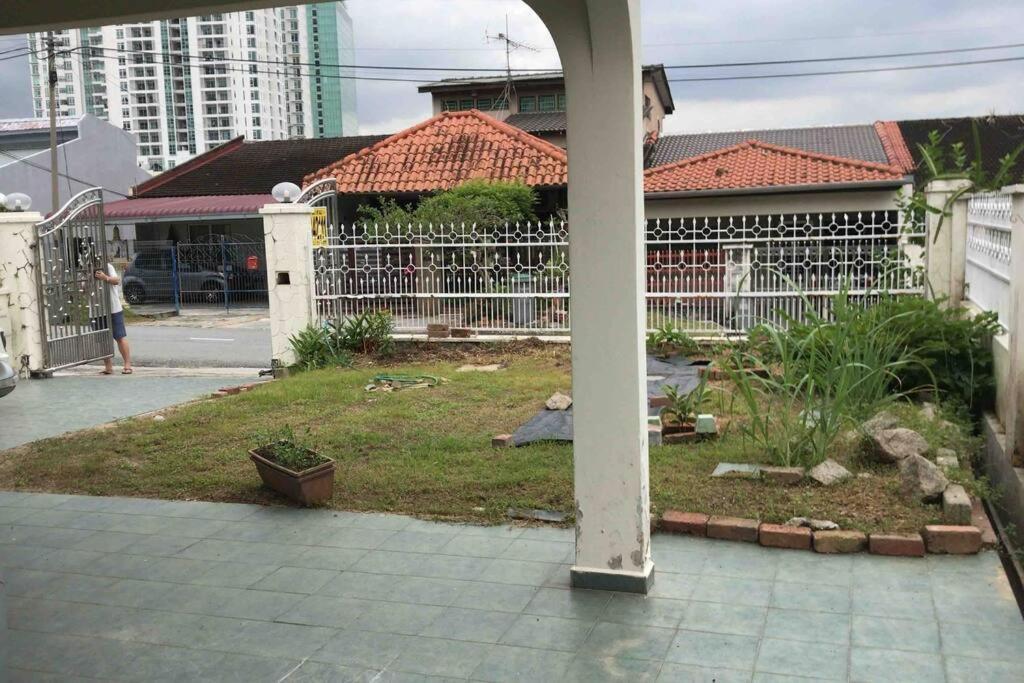 Rumah liburan Cosy Big House 5min Ciq Sogo Ksl Mall 4br 12pax Johor Bahru