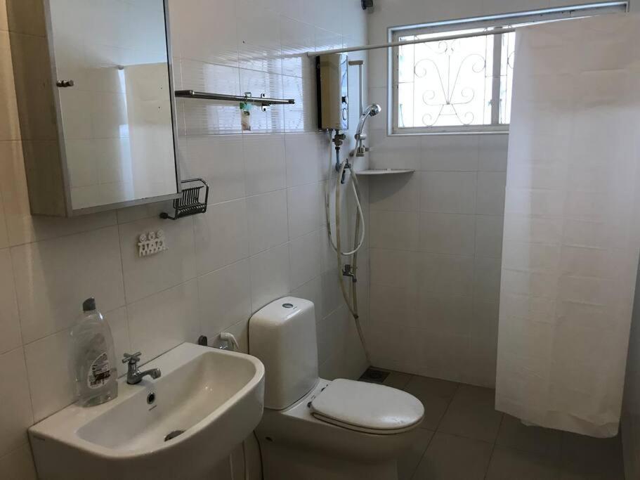 Rumah liburan Cosy Big House 5min Ciq Sogo Ksl Mall 4br 12pax Johor Bahru