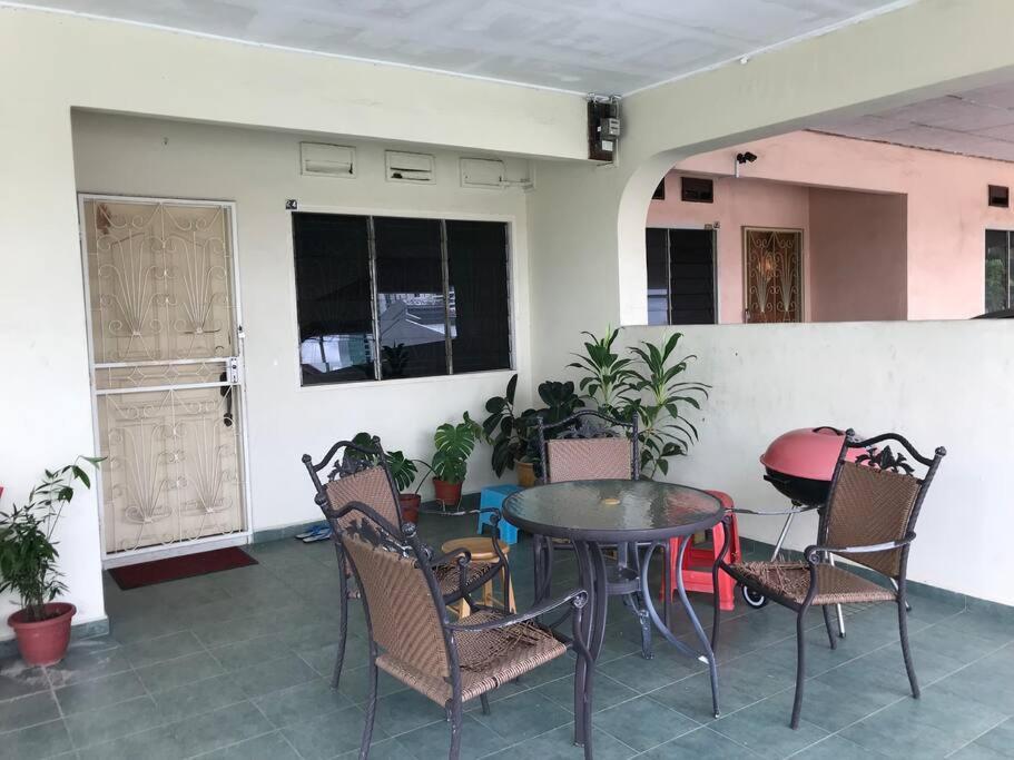 Cosy Big House 5min Ciq Sogo Ksl Mall 4br 12pax * Johor Bahru