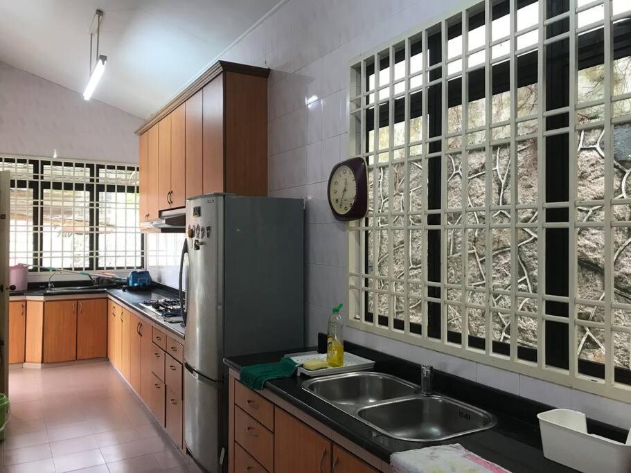 Cosy Big House 5min Ciq Sogo Ksl Mall 4br 12pax Johor Bahru