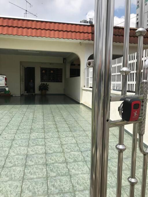 Cosy Big House 5min Ciq Sogo Ksl Mall 4br 12pax Johor Bahru