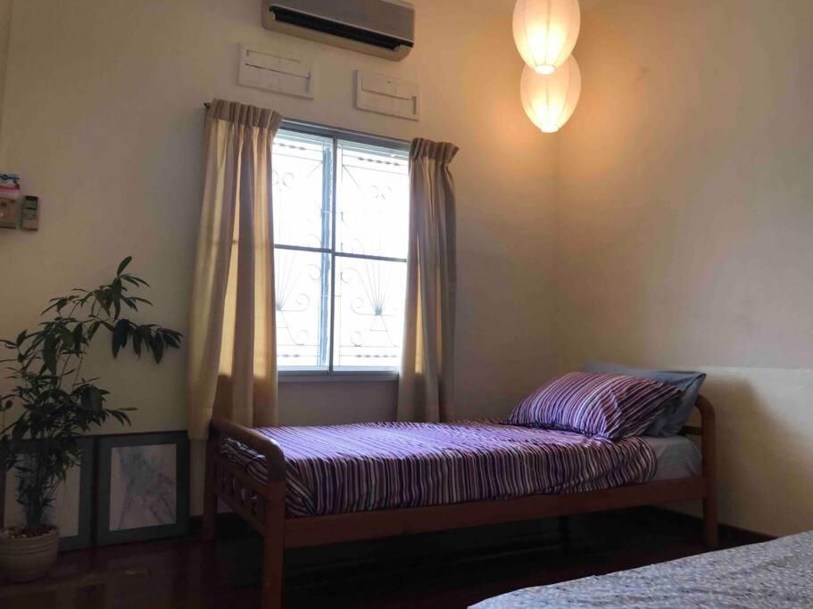 Rumah liburan Cosy Big House 5min Ciq Sogo Ksl Mall 4br 12pax Johor Bahru