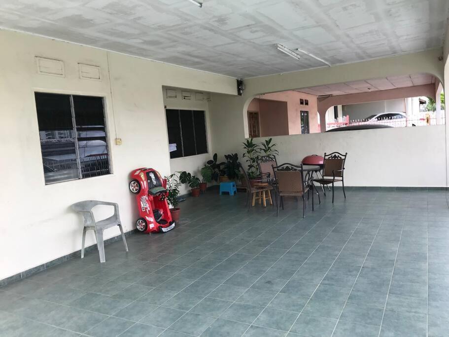 Cosy Big House 5min Ciq Sogo Ksl Mall 4br 12pax Johor Bahru