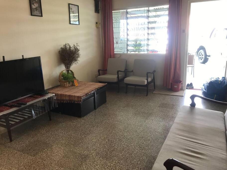 Cosy Big House 5min Ciq Sogo Ksl Mall 4br 12pax Johor Bahru
