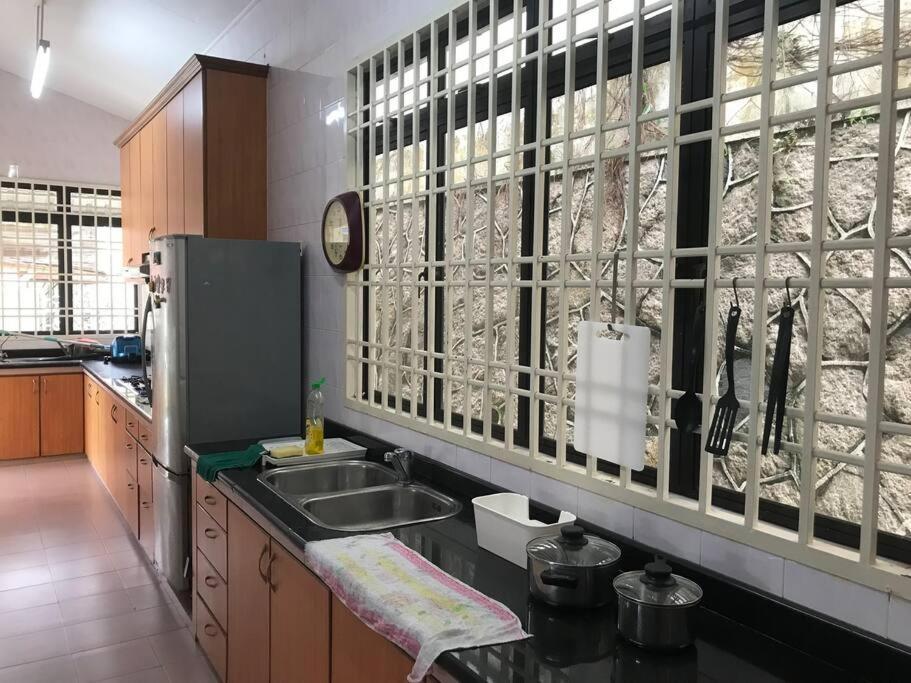 Rumah percutian Cosy Big House 5min Ciq Sogo Ksl Mall 4br 12pax Johor Bahru