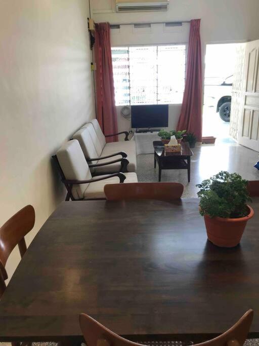 Rumah percutian Cosy Big House 5min Ciq Sogo Ksl Mall 4br 12pax Johor Bahru